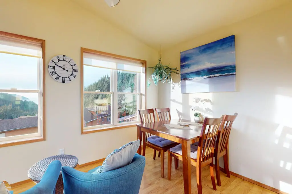 Private cabin close to trails with hot tub, grill, and dazzling ocean views