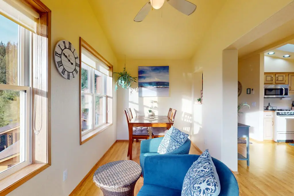 Private cabin close to trails with hot tub, grill, and dazzling ocean views