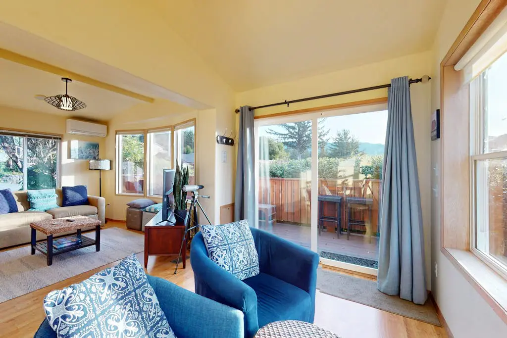 Private cabin close to trails with hot tub, grill, and dazzling ocean views