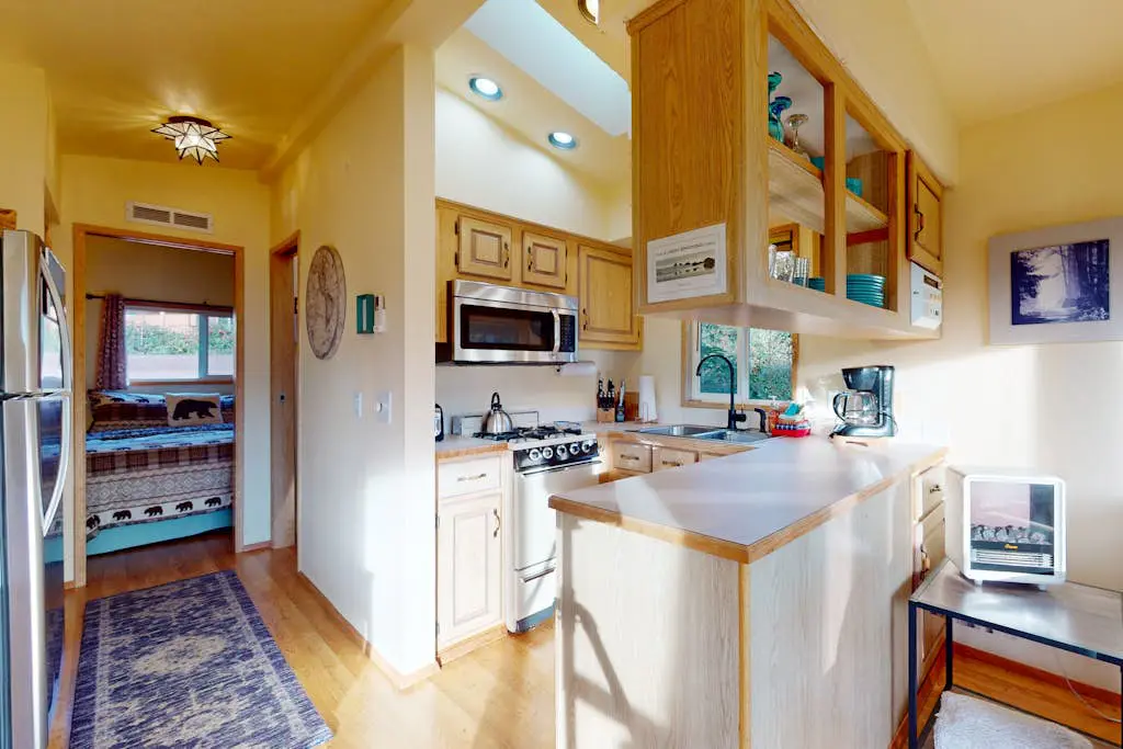 Private cabin close to trails with hot tub, grill, and dazzling ocean views