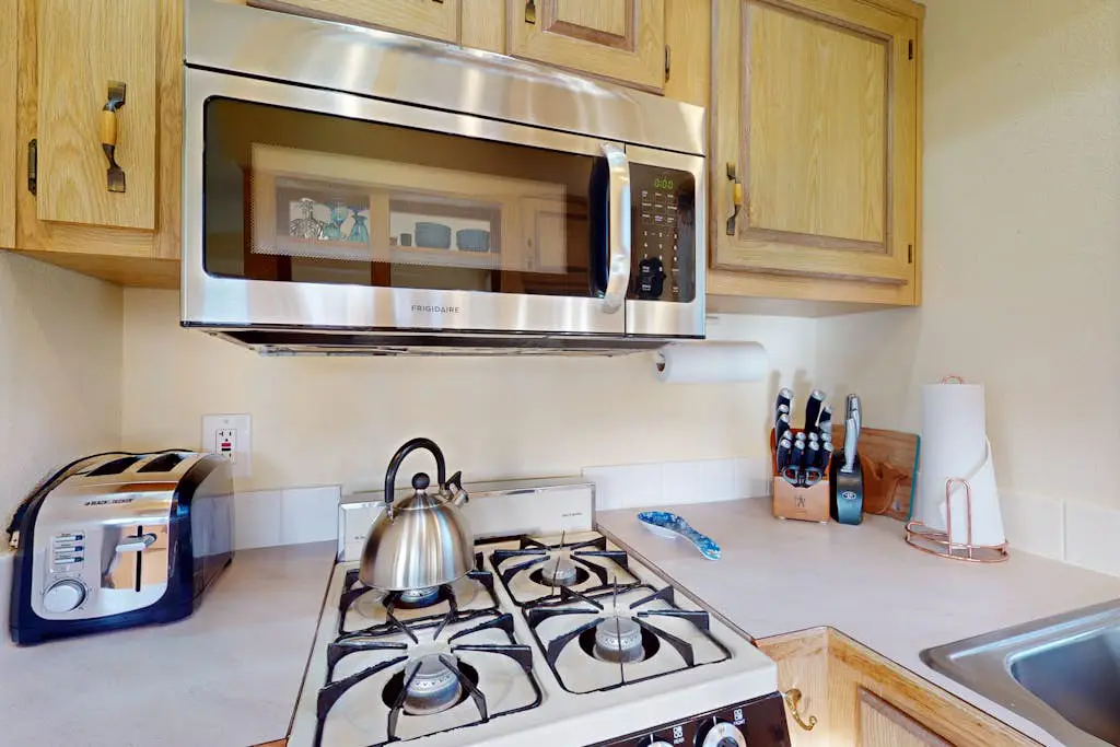Private cabin close to trails with hot tub, grill, and dazzling ocean views