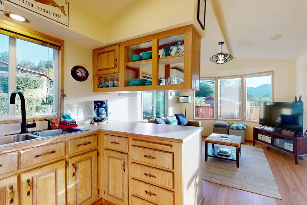 Private cabin close to trails with hot tub, grill, and dazzling ocean views