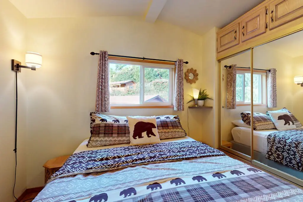 Private cabin close to trails with hot tub, grill, and dazzling ocean views