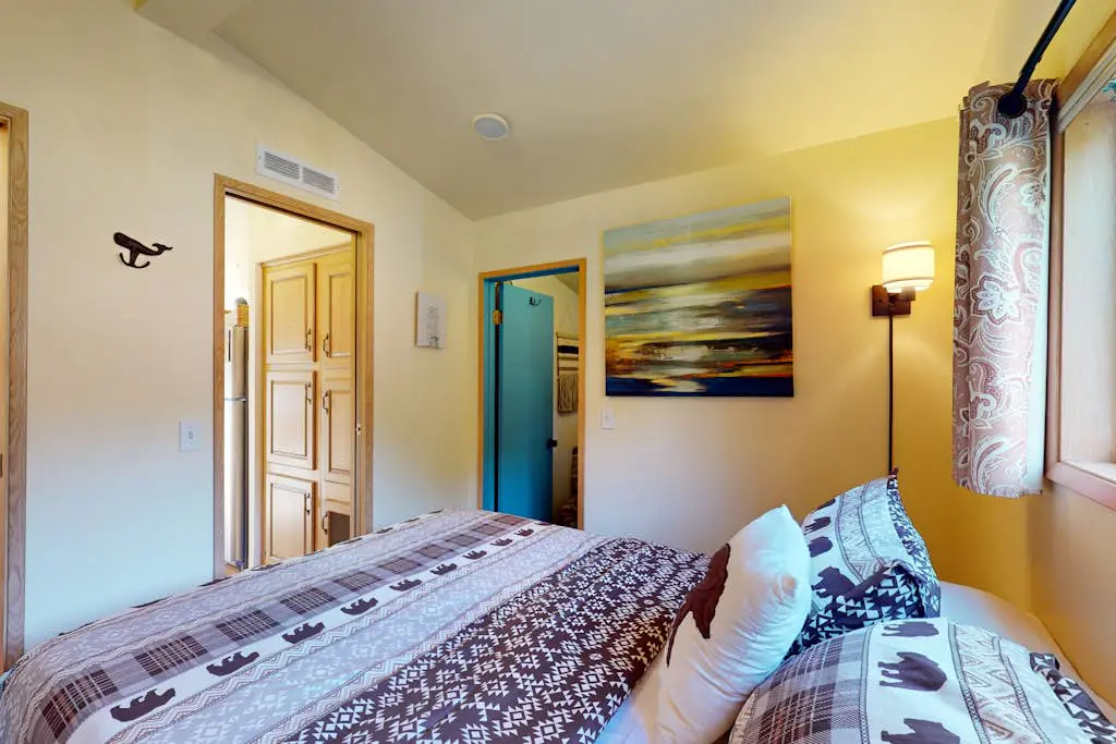Private cabin close to trails with hot tub, grill, and dazzling ocean views