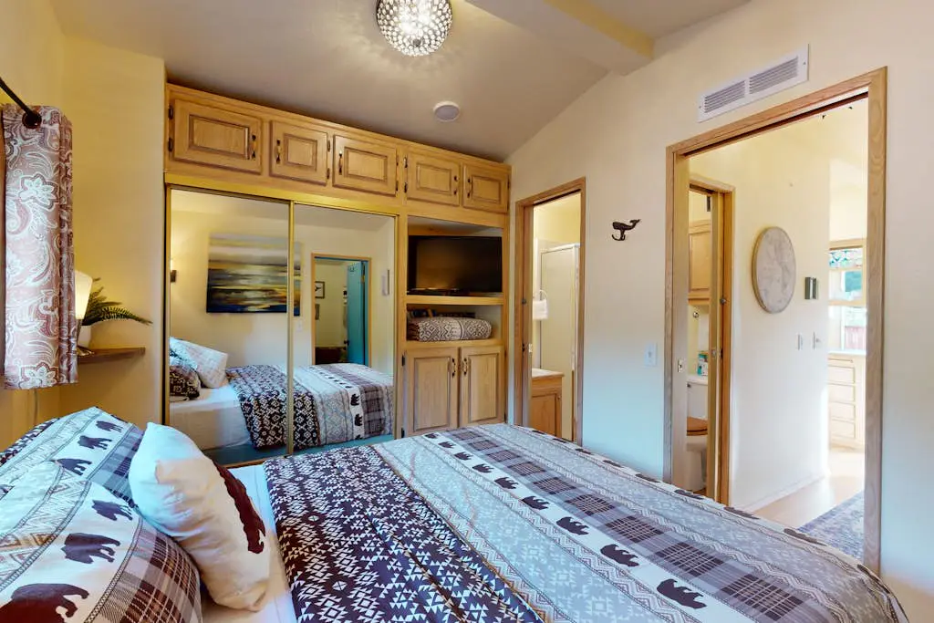 Private cabin close to trails with hot tub, grill, and dazzling ocean views