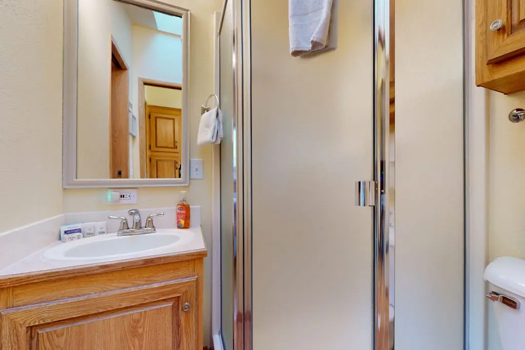 Private cabin close to trails with hot tub, grill, and dazzling ocean views