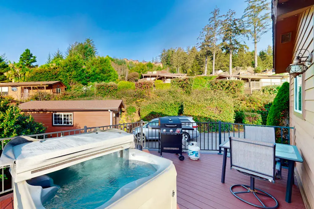 Private cabin close to trails with hot tub, grill, and dazzling ocean views