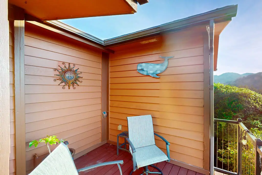 Private cabin close to trails with hot tub, grill, and dazzling ocean views