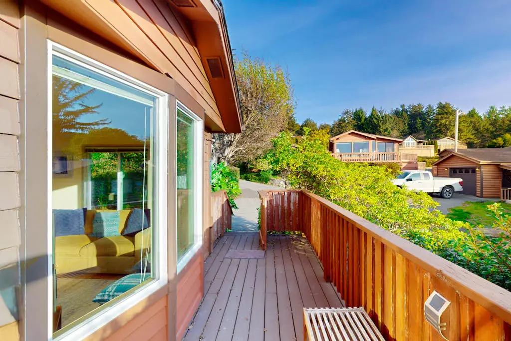 Private cabin close to trails with hot tub, grill, and dazzling ocean views