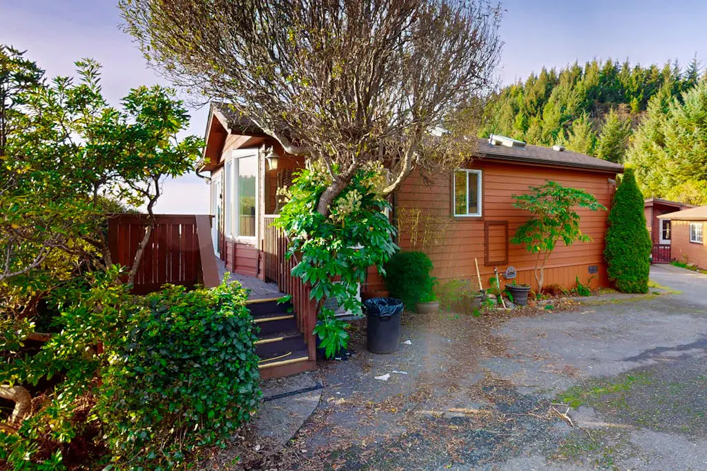 Private cabin close to trails with hot tub, grill, and dazzling ocean views