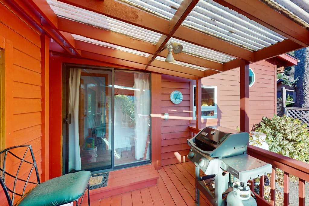 Ocean view retreat with nautical interior, pinball machine, grill, games, & AC