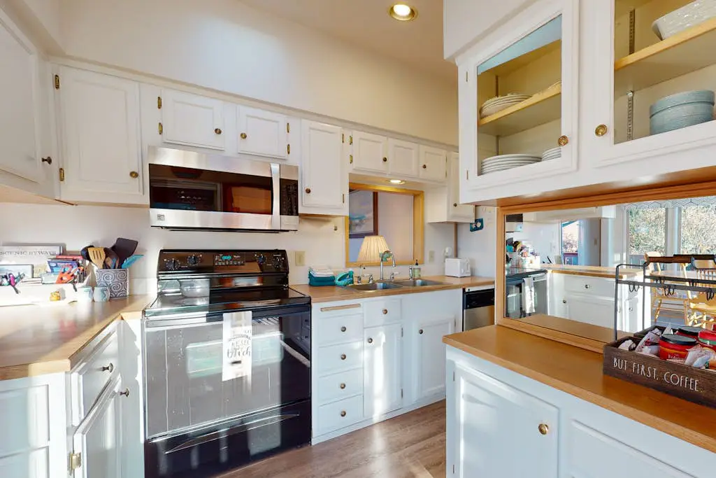Ocean view retreat with nautical interior, grill, games, & AC