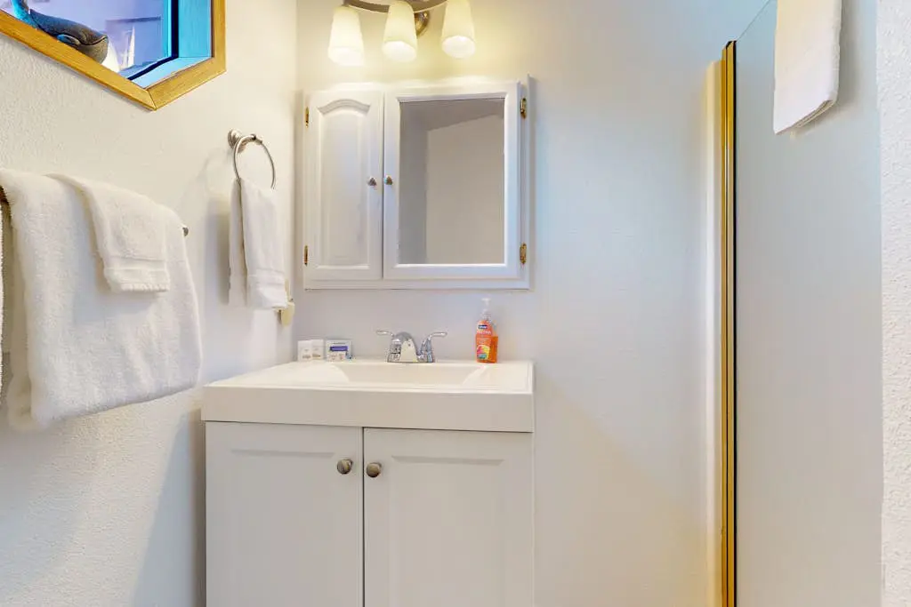Ocean view retreat with nautical interior, grill, games, & AC