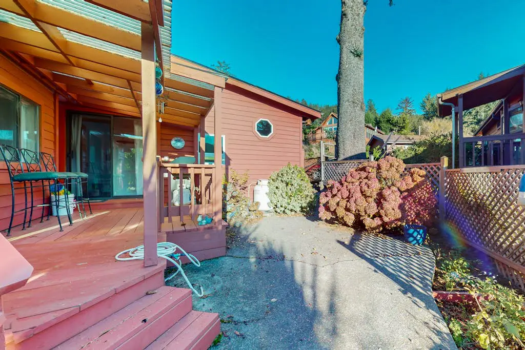Ocean view retreat with nautical interior, grill, games, & AC