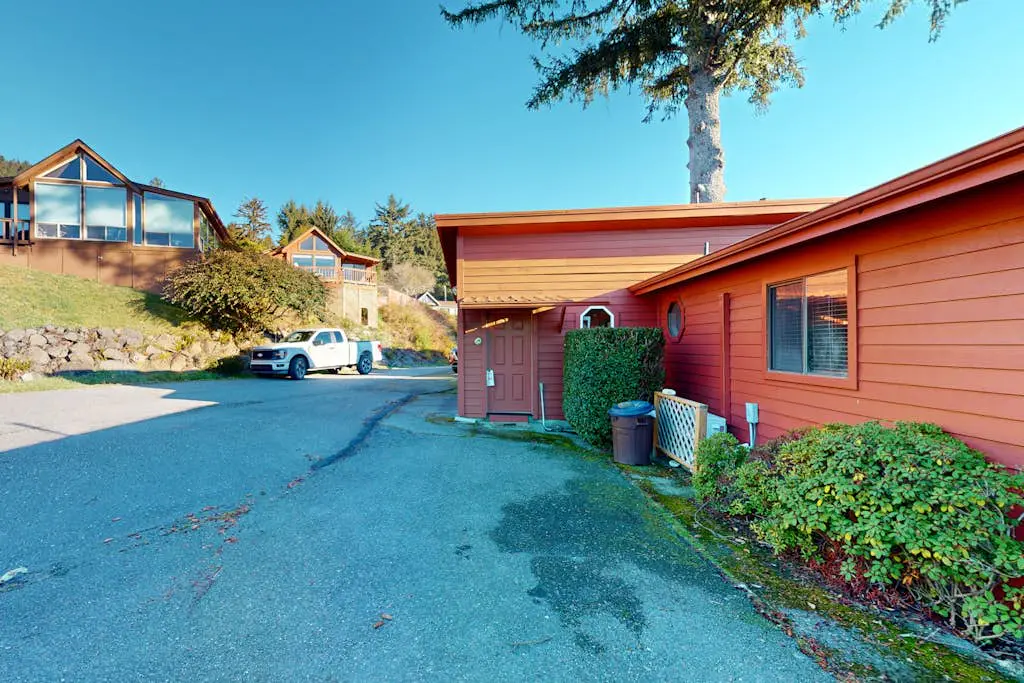 Ocean view retreat with nautical interior, grill, games, & AC
