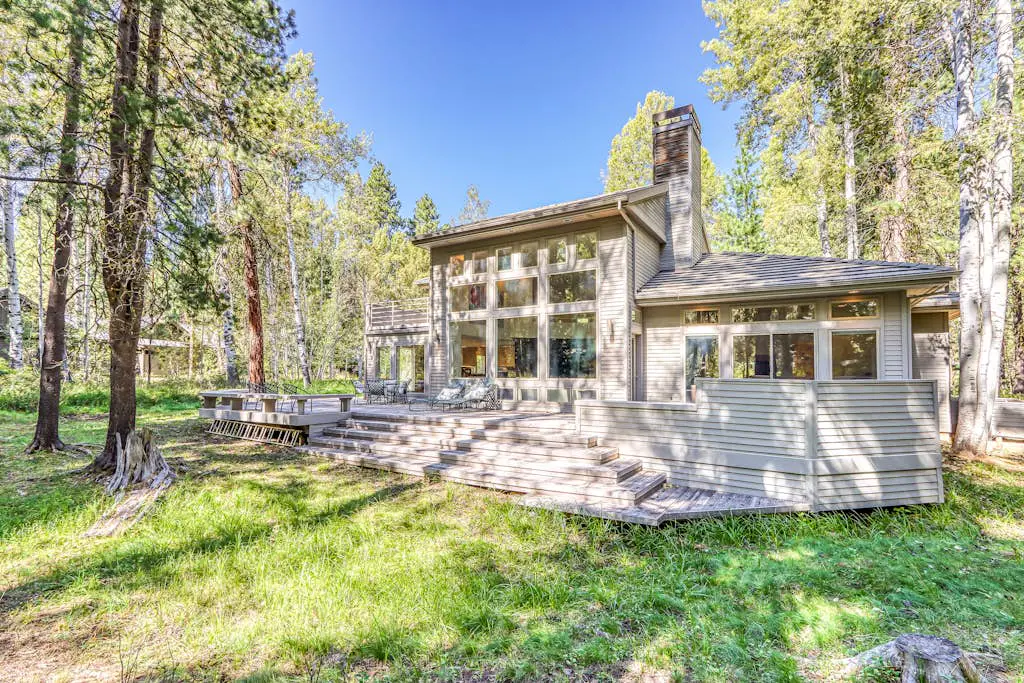 Stylish & secluded home with a washer&dryer, fireplace, & resort amenity access