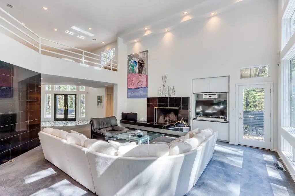 Stylish & secluded home with a washer&dryer, fireplace, & resort amenity access
