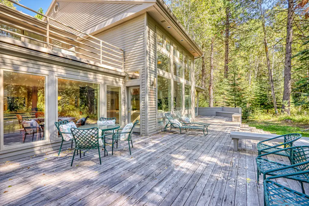 Stylish & secluded home with a washer&dryer, fireplace, & resort amenity access
