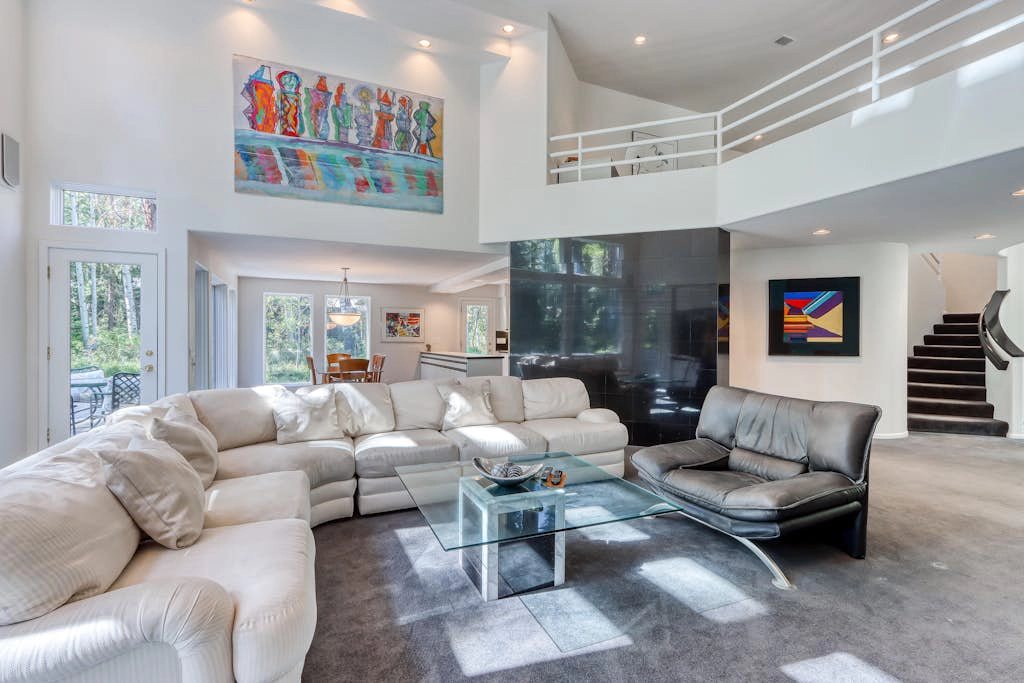 Stylish & secluded home with a washer&dryer, fireplace, & resort amenity access