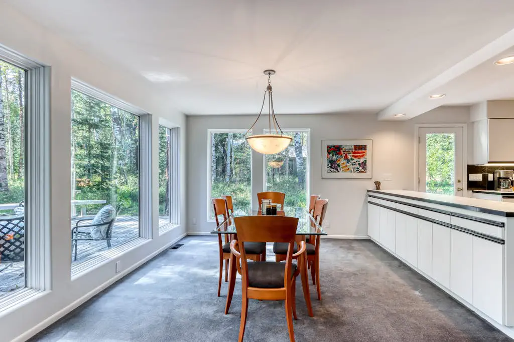 Stylish & secluded home with a washer&dryer, fireplace, & resort amenity access