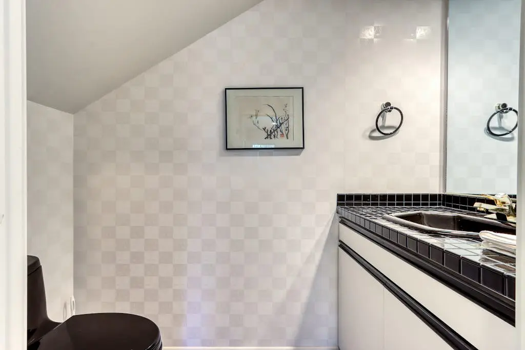 Stylish & secluded home with a washer&dryer, fireplace, & resort amenity access
