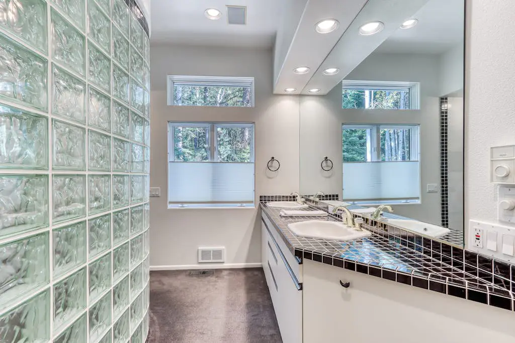 Stylish & secluded home with a washer&dryer, fireplace, & resort amenity access