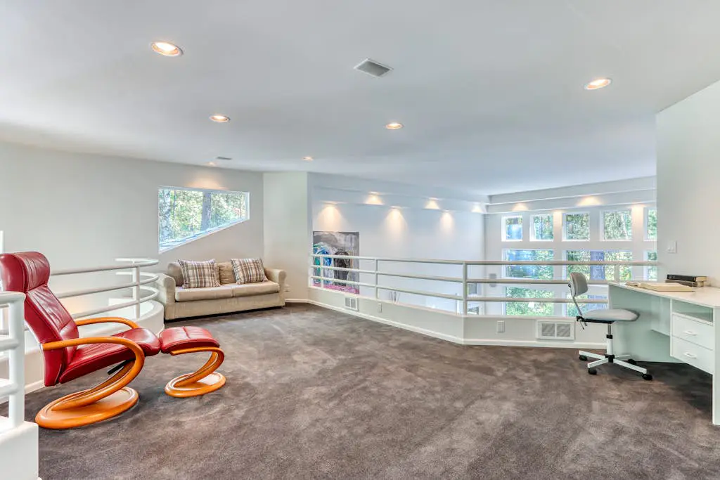 Stylish & secluded home with a washer&dryer, fireplace, & resort amenity access