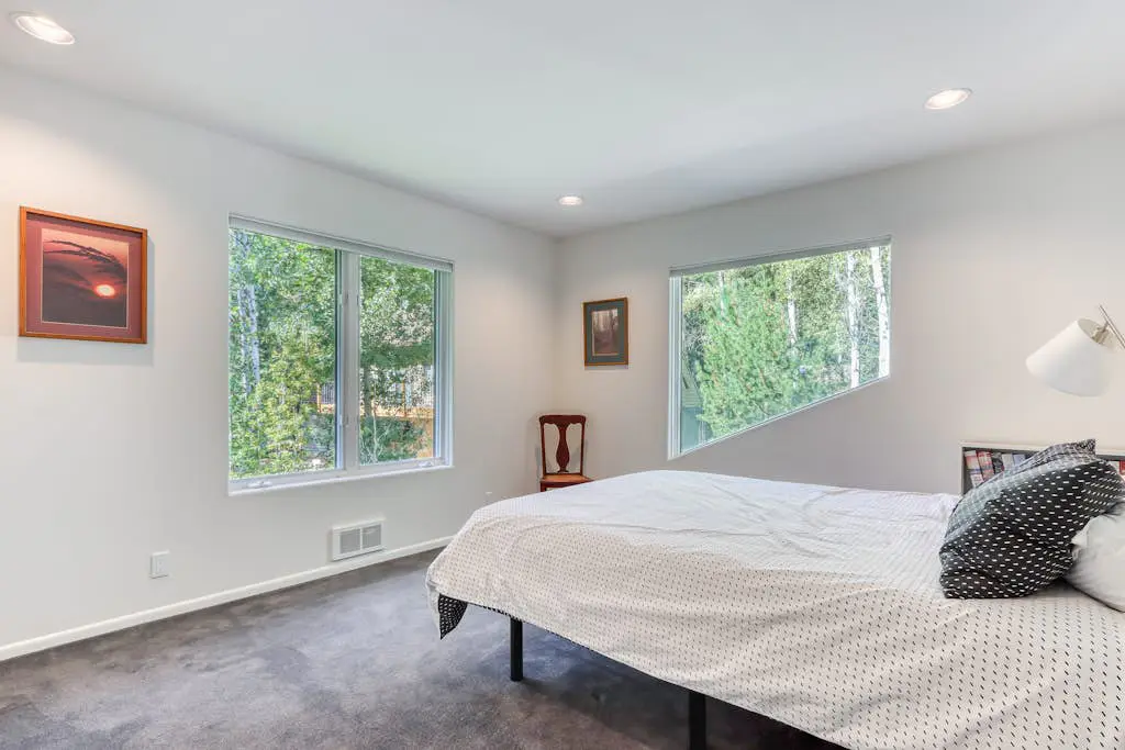 Stylish & secluded home with a washer&dryer, fireplace, & resort amenity access