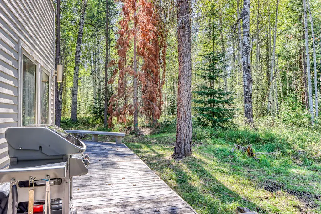 Stylish & secluded home with a washer&dryer, fireplace, & resort amenity access
