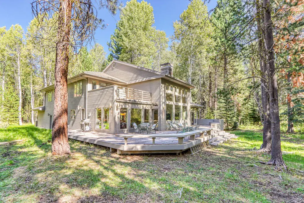 Stylish & secluded home with a washer&dryer, fireplace, & resort amenity access