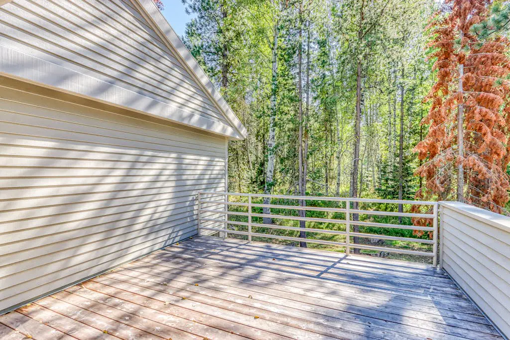 Stylish & secluded home with a washer&dryer, fireplace, & resort amenity access