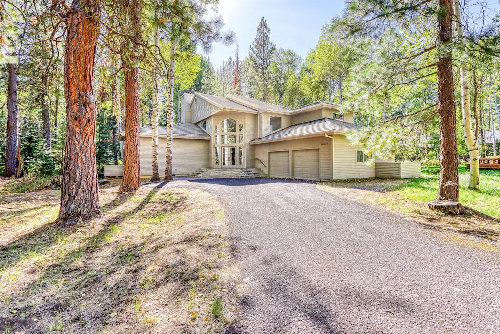 Stylish & secluded home with a washer&dryer, fireplace, & resort amenity access