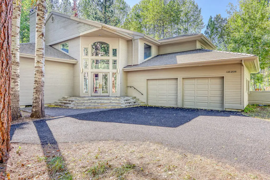 Stylish & secluded home with a washer&dryer, fireplace, & resort amenity access