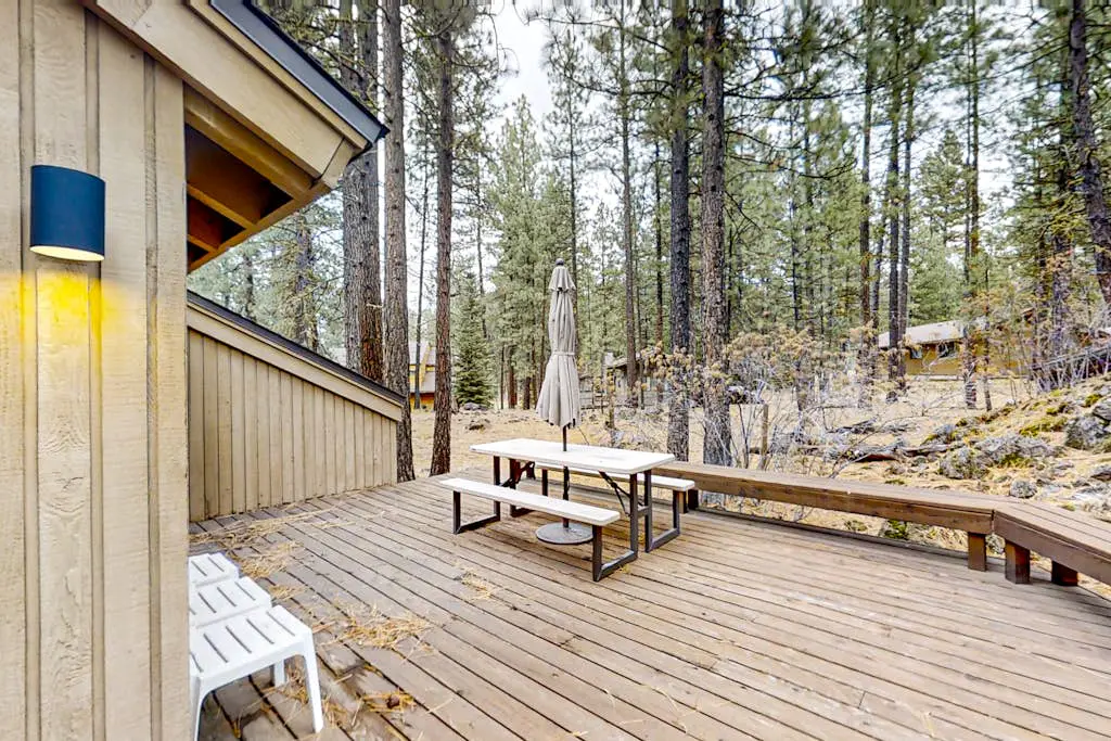Spacious PNW retreat with resort amenities, wood fireplace, grill, W/D, & AC