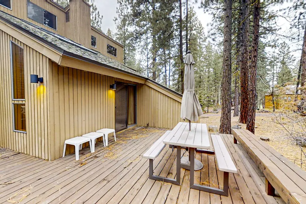 Spacious PNW retreat with resort amenities, wood fireplace, grill, W/D, & AC