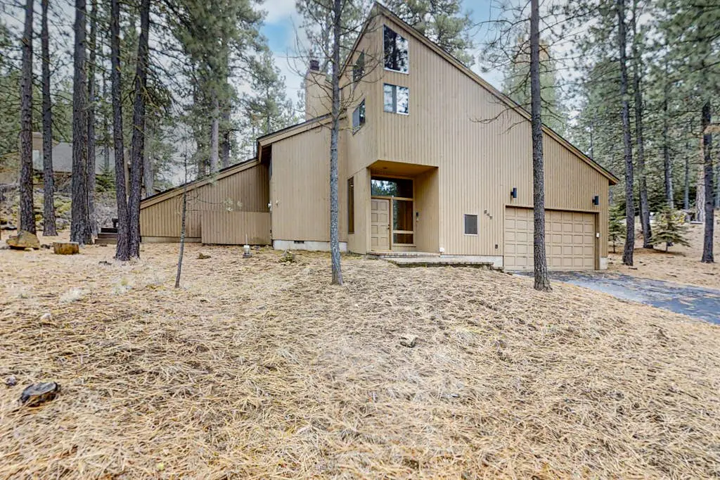 Spacious PNW retreat with resort amenities, wood fireplace, grill, W/D, & AC