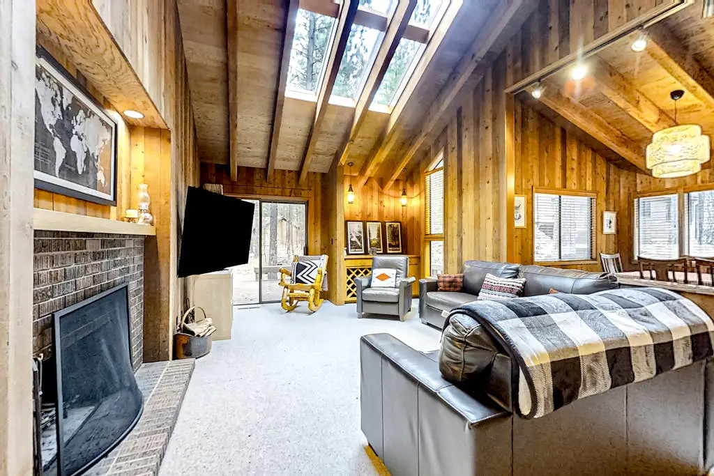Spacious PNW retreat with resort amenities, wood fireplace, grill, W/D, & AC
