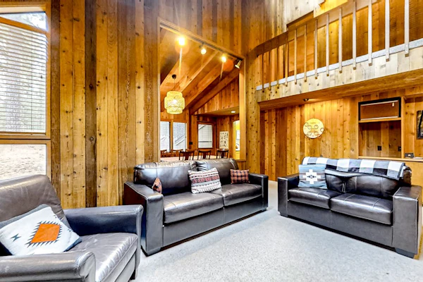 Spacious PNW retreat with resort amenities, wood fireplace, grill, W/D, & AC