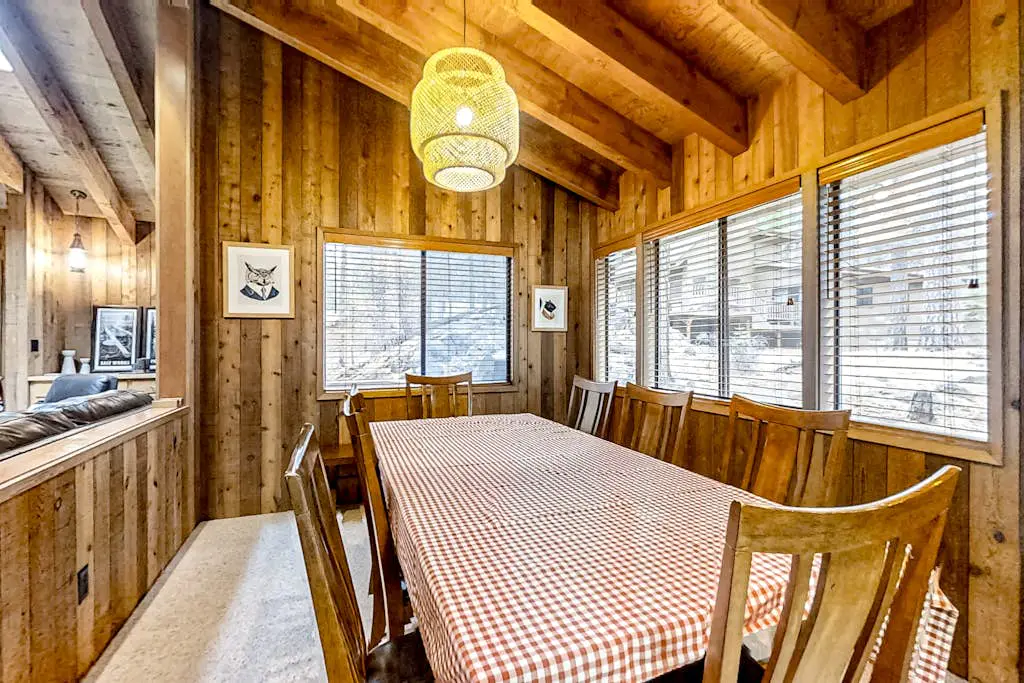 Spacious PNW retreat with resort amenities, wood fireplace, grill, W/D, & AC