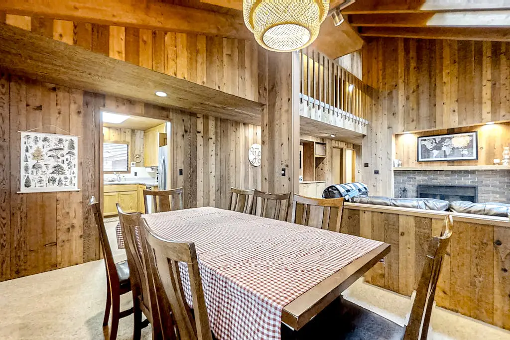 Spacious PNW retreat with resort amenities, wood fireplace, grill, W/D, & AC