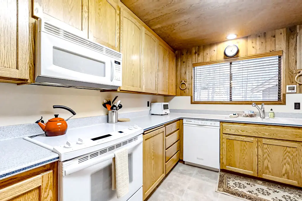 Spacious PNW retreat with resort amenities, wood fireplace, grill, W/D, & AC