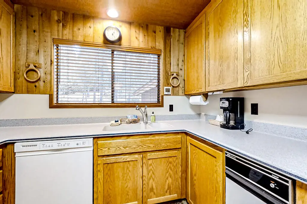 Spacious PNW retreat with resort amenities, wood fireplace, grill, W/D, & AC