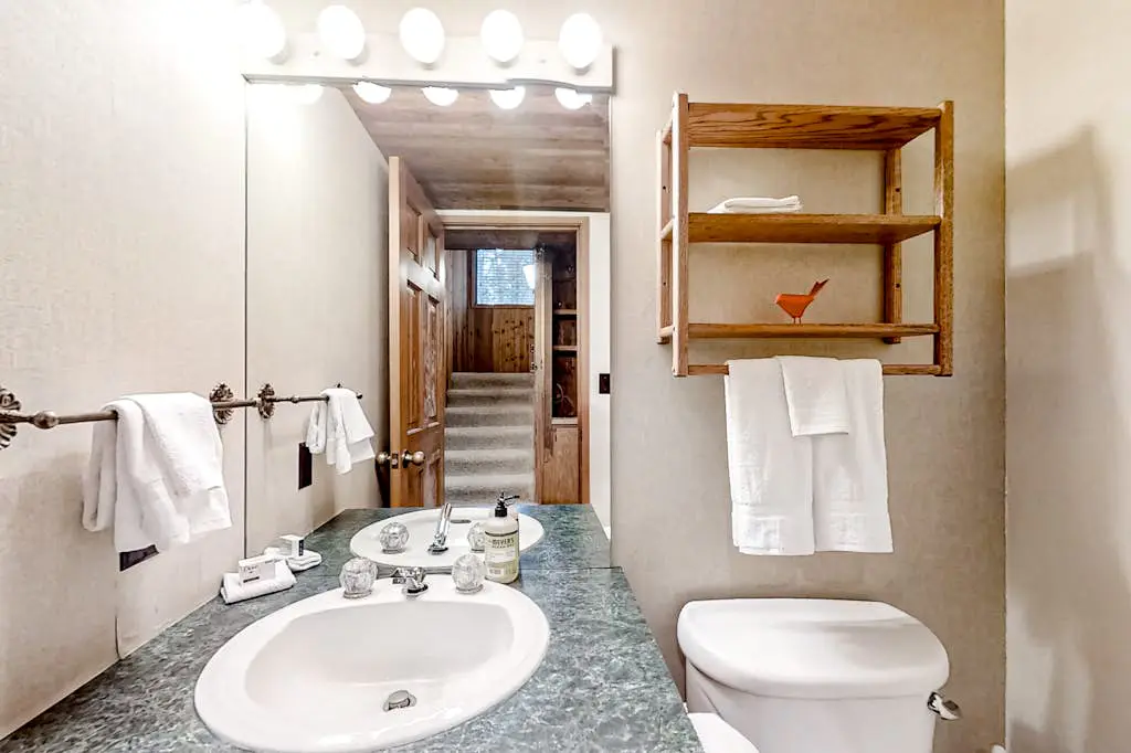 Spacious PNW retreat with resort amenities, wood fireplace, grill, W/D, & AC