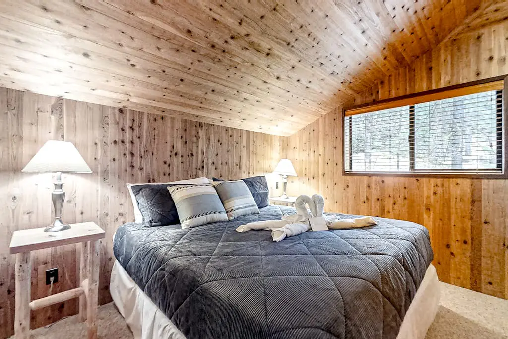 Spacious PNW retreat with resort amenities, wood fireplace, grill, W/D, & AC