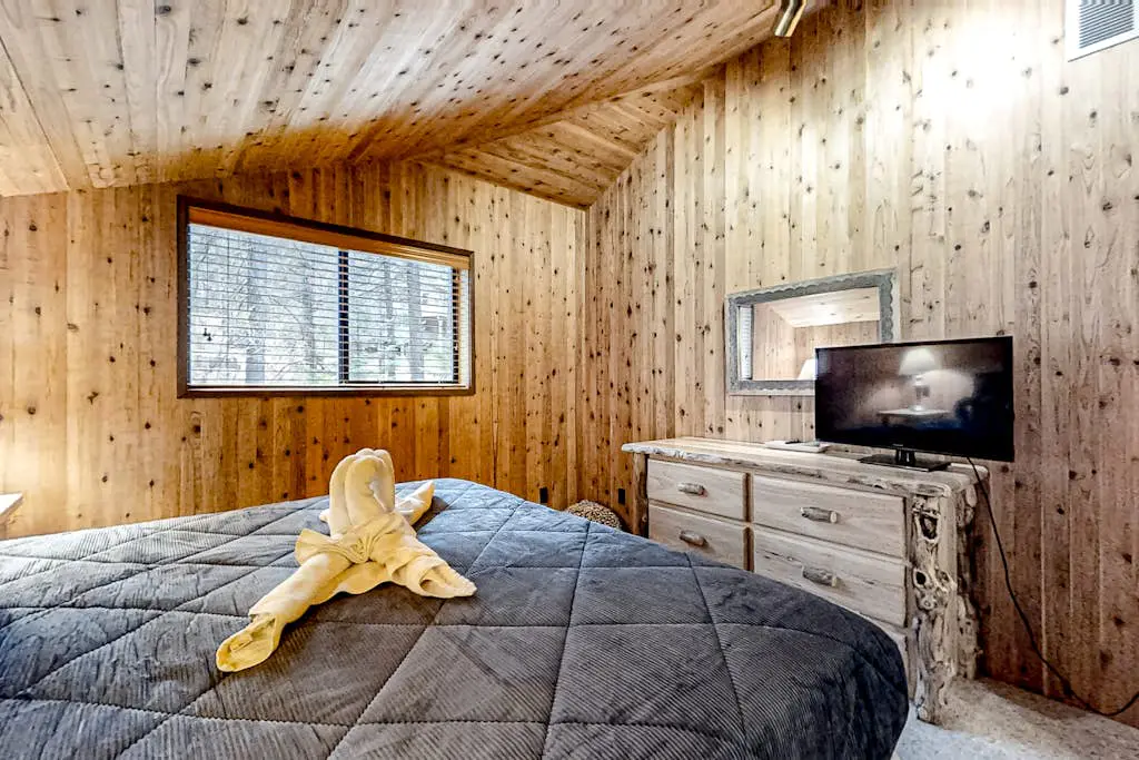 Spacious PNW retreat with resort amenities, wood fireplace, grill, W/D, & AC