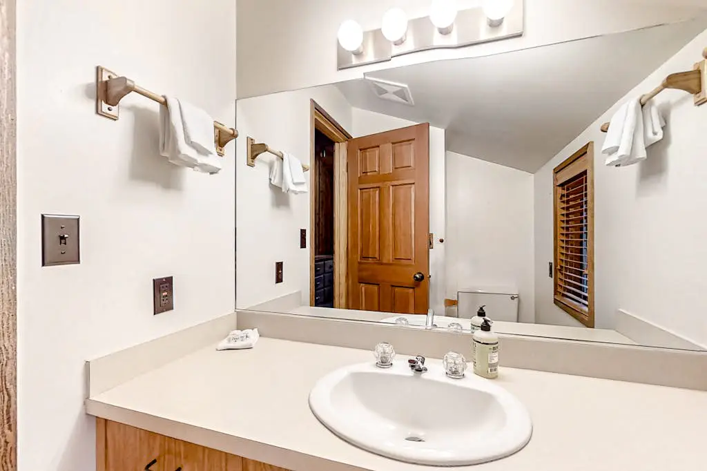 Spacious PNW retreat with resort amenities, wood fireplace, grill, W/D, & AC