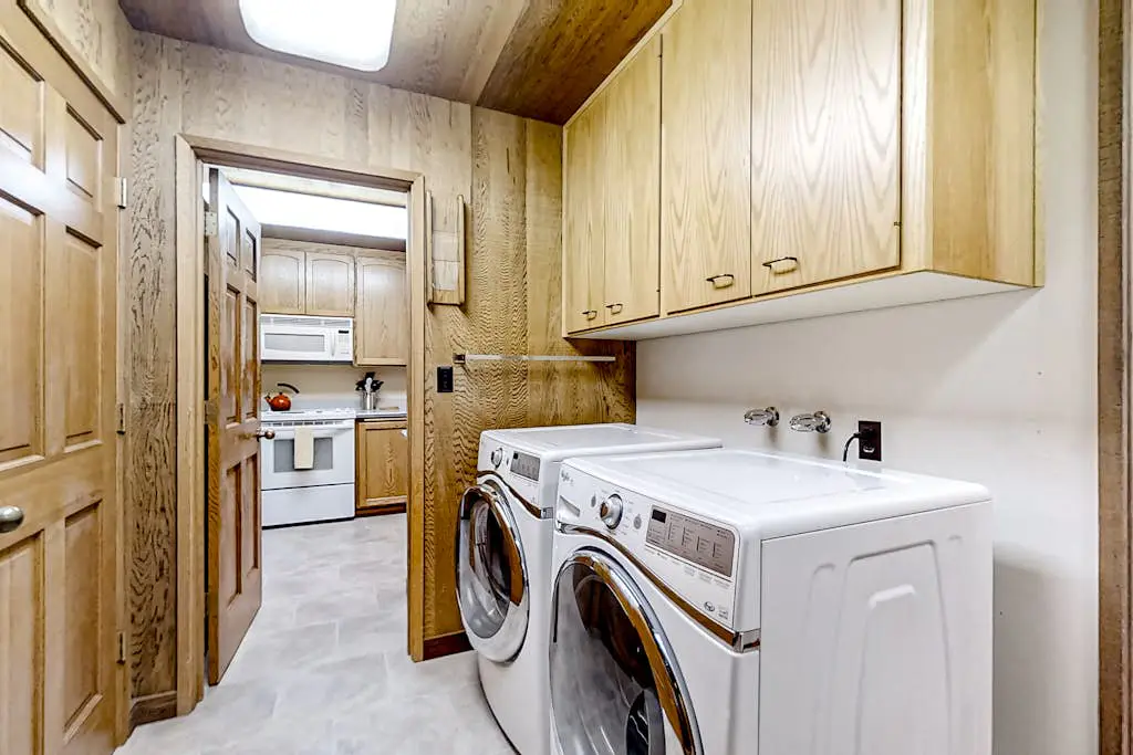 Spacious PNW retreat with resort amenities, wood fireplace, grill, W/D, & AC