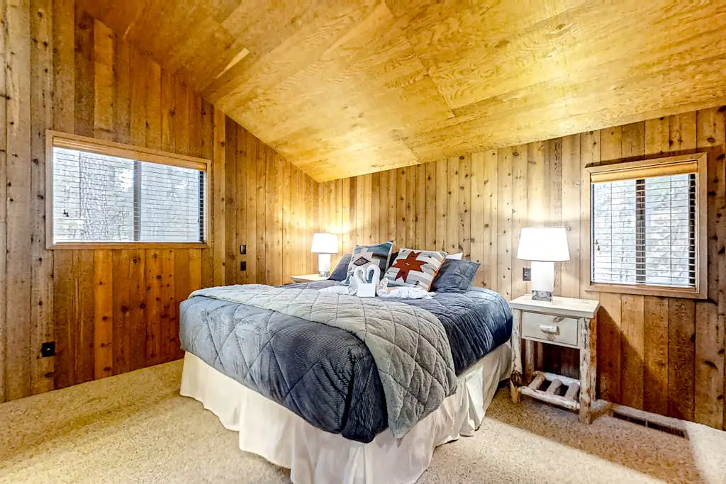 Spacious PNW retreat with resort amenities, wood fireplace, grill, W/D, & AC
