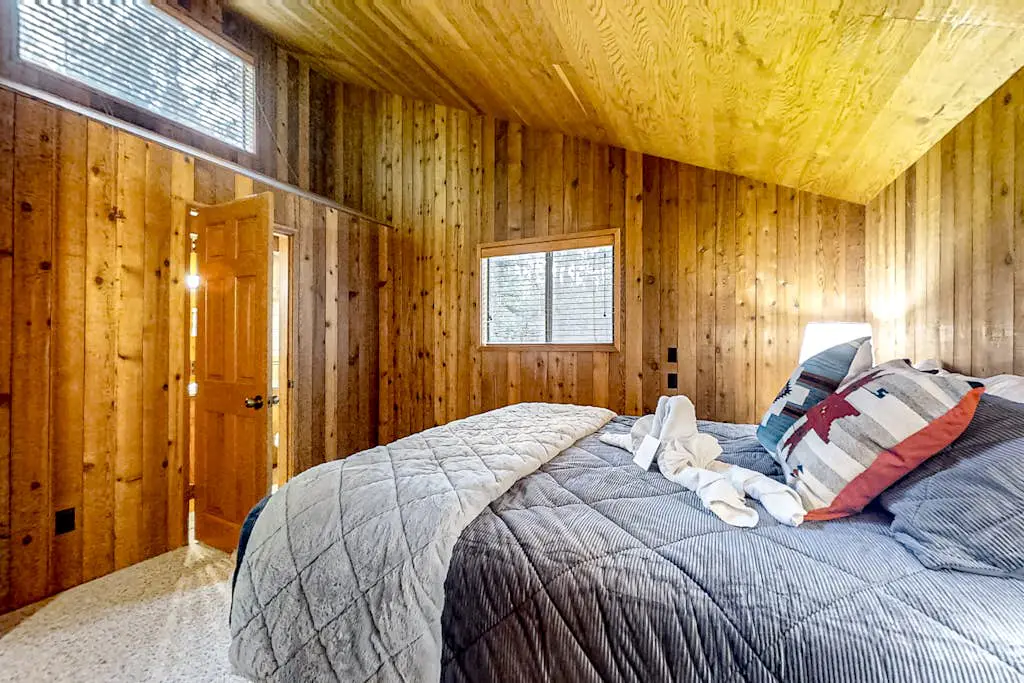 Spacious PNW retreat with resort amenities, wood fireplace, grill, W/D, & AC