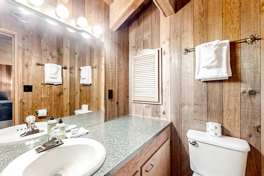 Spacious PNW retreat with resort amenities, wood fireplace, grill, W/D, & AC